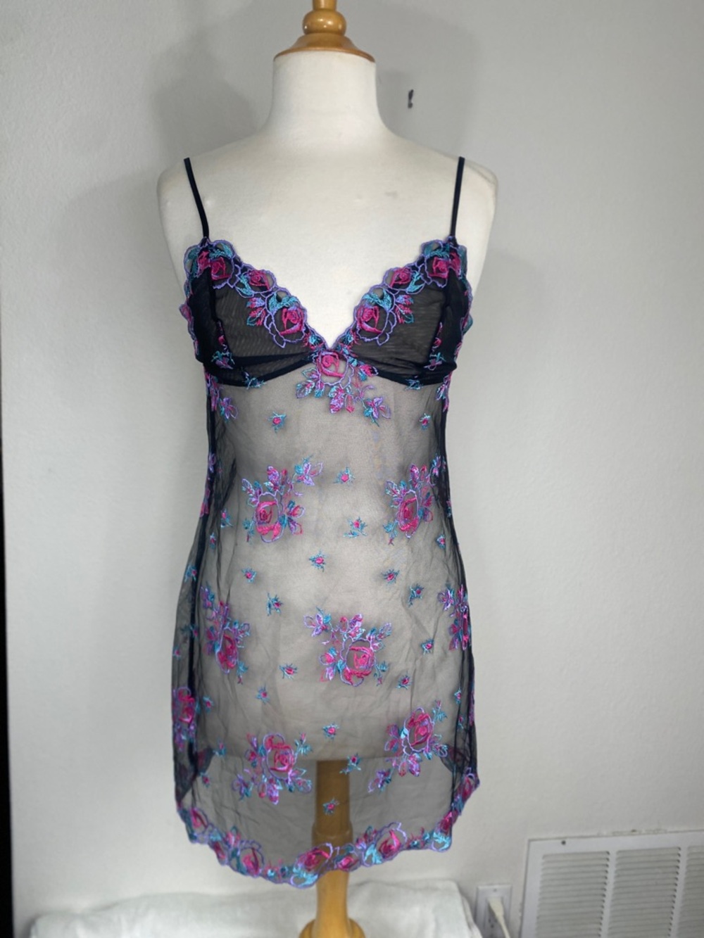 NWOT New Victoria's Secret Womens Floral Embroidered Sheer Chemise Size Medium